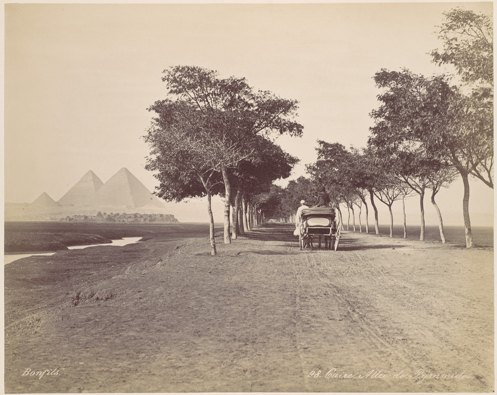 "Allée de Pyramides" — the Giza group in a line